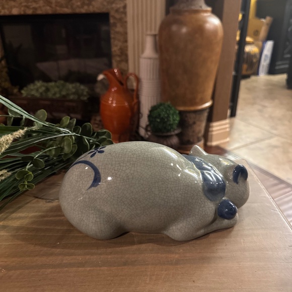 Vintage 9.5” x 5” Crackle Glazed Ceramic Sleeping Cat. Blue & Blue-Gray. - Picture 2 of 6